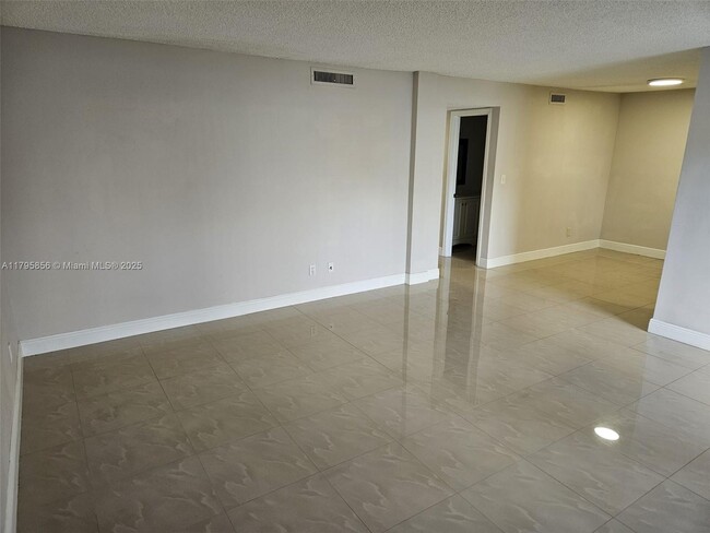 Building Photo - 6952 SW 39th St