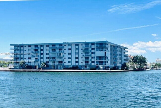 Building Photo - 4000 NE 170th St