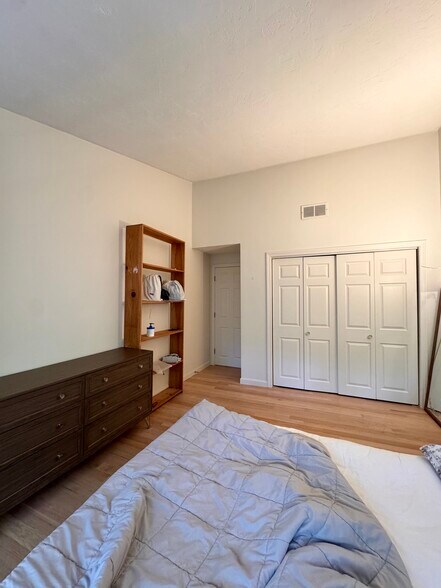 Building Photo - 12 Birchwood Ln