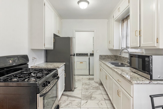 Building Photo - 1429 Ellsmere Ave