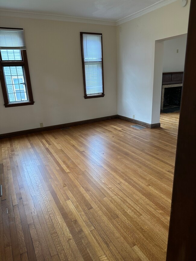 Building Photo - 1003 E Washington St