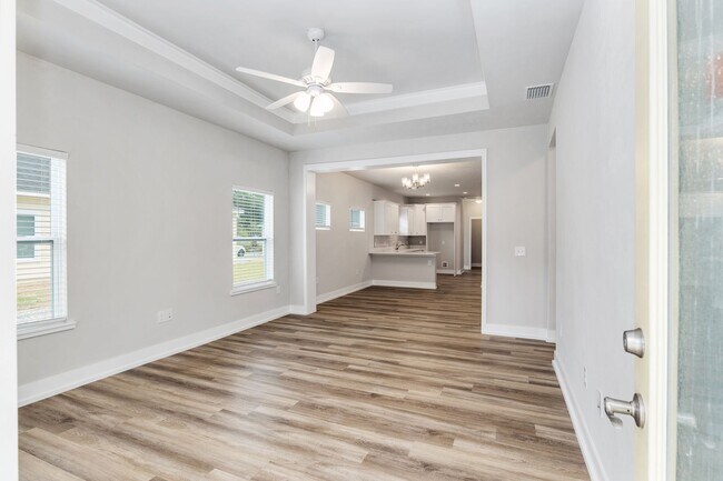 Building Photo - Charming 3-Bed, 2-Bath Home with Fenced Yard –