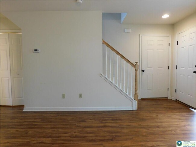 Building Photo - 825 Masslich St