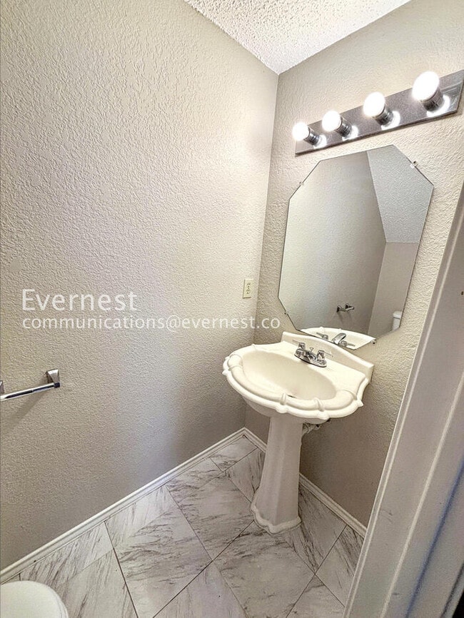 Building Photo - PROMO: Get 50% off the first month’s rent when you sign the lease today!  / 4 Bed, 2.5 Bath with ...