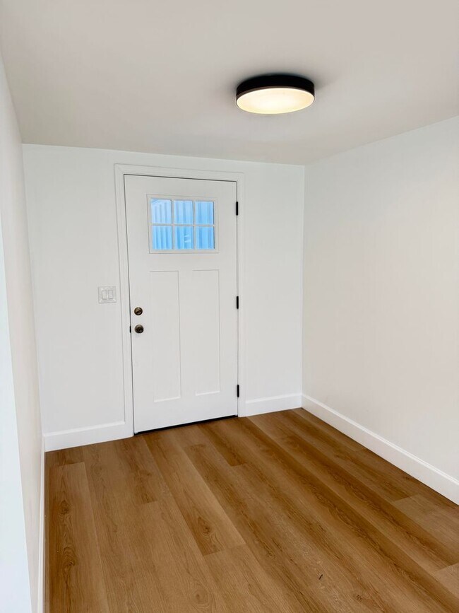 Building Photo - 9887 Broadmoor Dr