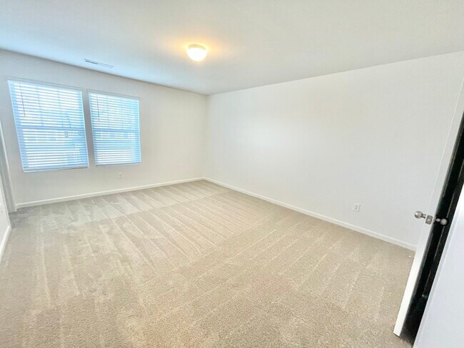 Building Photo - 3 br 2.5 ba Paired Home with attached gara...