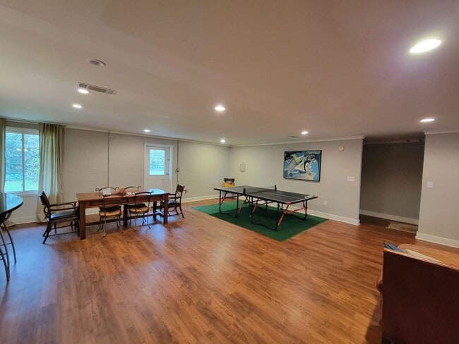 Building Photo - Massive 3 bed 3 bath on Boulevard!