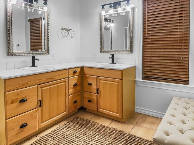 Building Photo - 50% off first months rent.  Perfect for large families or multiple friends!  5 bedroom house loca...