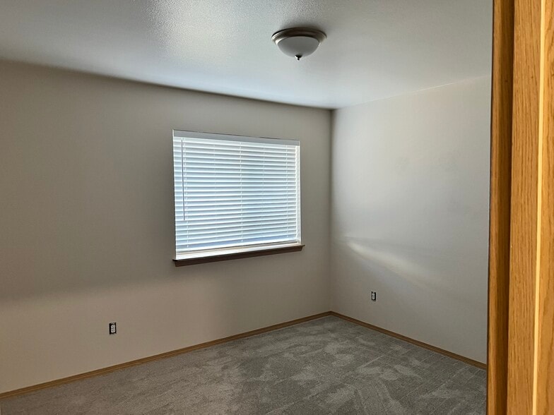 Building Photo - 5473 Glenridge Way