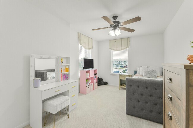 Building Photo - 5526 Hyde Park Dr