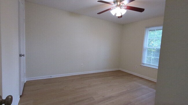 Building Photo - Location is Everything With This 3 Bed 3.5 Bath Townhouse in Hampton Court Community