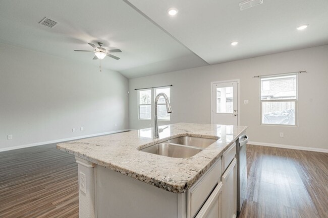 Building Photo - Stunning 3-bedroom, 2.5-bathroom with office.