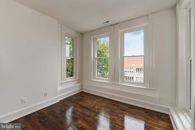 Building Photo - 501 Seward Square SE