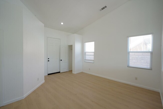 Building Photo - Beautiful 3 Bed / 2 Bath Moreno Valley Home with Garage