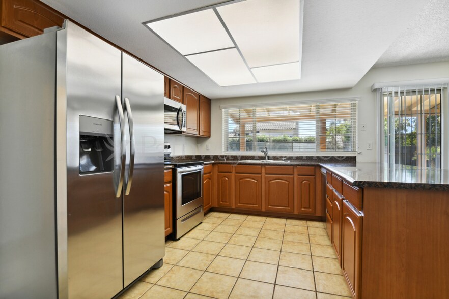 Building Photo - 807 E Country Gables Dr