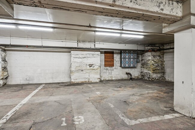 Building Photo - Open floor living at its best! 1 BR/2 BA l...