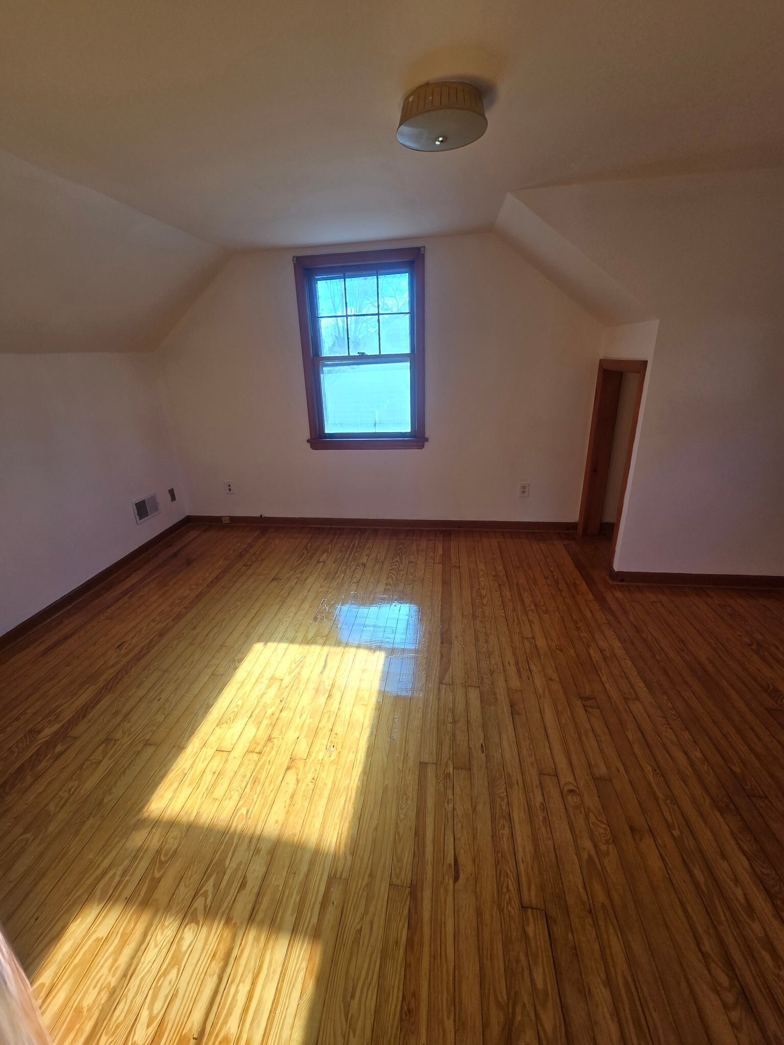 Building Photo - 1712 Kenyon Ave