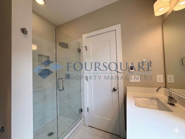 Building Photo - Beautiful  3-Bed / 3.5-Bath End-Unit Townhome with Rooftop Patio, Skyline Views & Climate-Control...