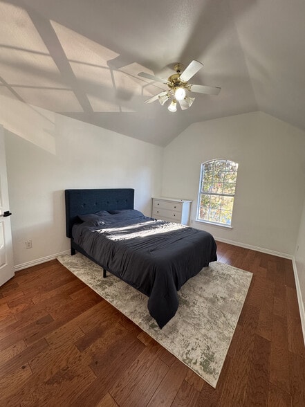 Building Photo - Room in House on Rodeo Ct