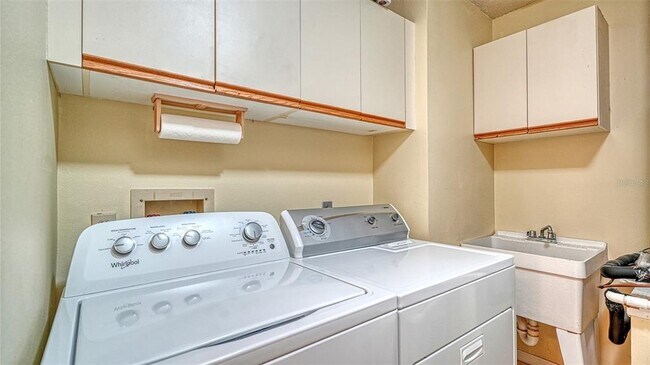 Building Photo - 6281 Timberlake Dr