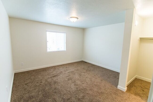 Building Photo - THE LOCHS! Gorgeous Townhome First Month Free