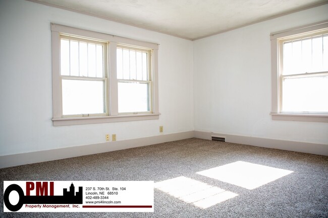 Building Photo - 4 Bedroom, 1.5 bathroom House For Rent; Av...