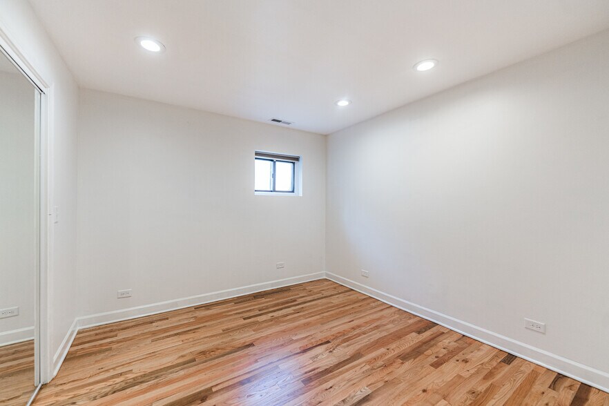 Building Photo - 516 N Hermitage Ave