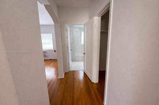 Building Photo - 945 Bay Dr