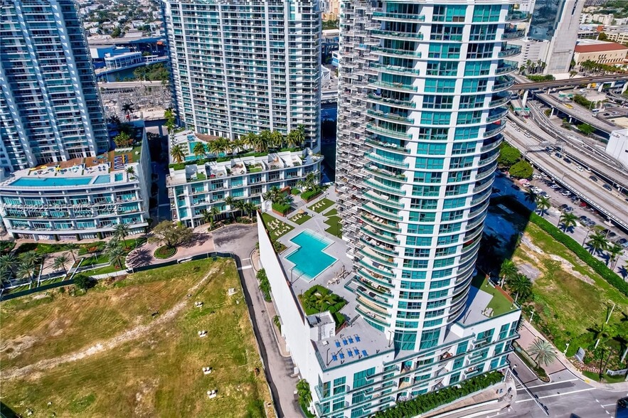 Building Photo - 350 S Miami Ave