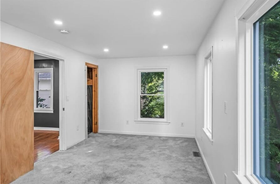 Primary bedroom facing west plus closet - 600 Ridgeview Ave