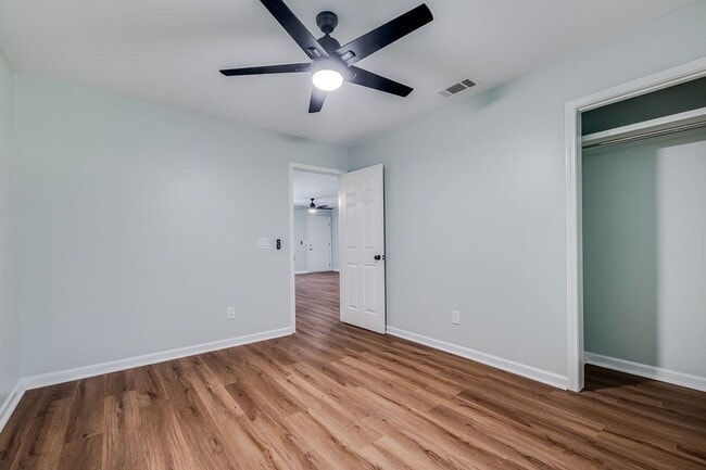 Building Photo - Completely Renovated 2BR Duplex with Granite Counters & Stainless Appliances