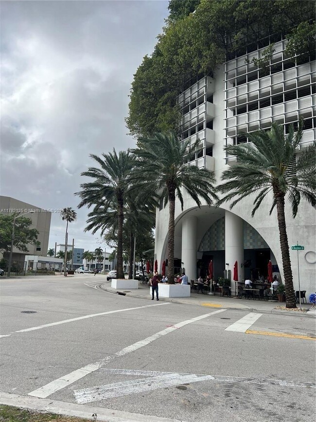 Building Photo - 1750 N Bayshore Dr