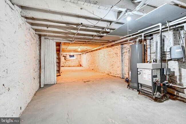 Building Photo - 2533 W Lombard St