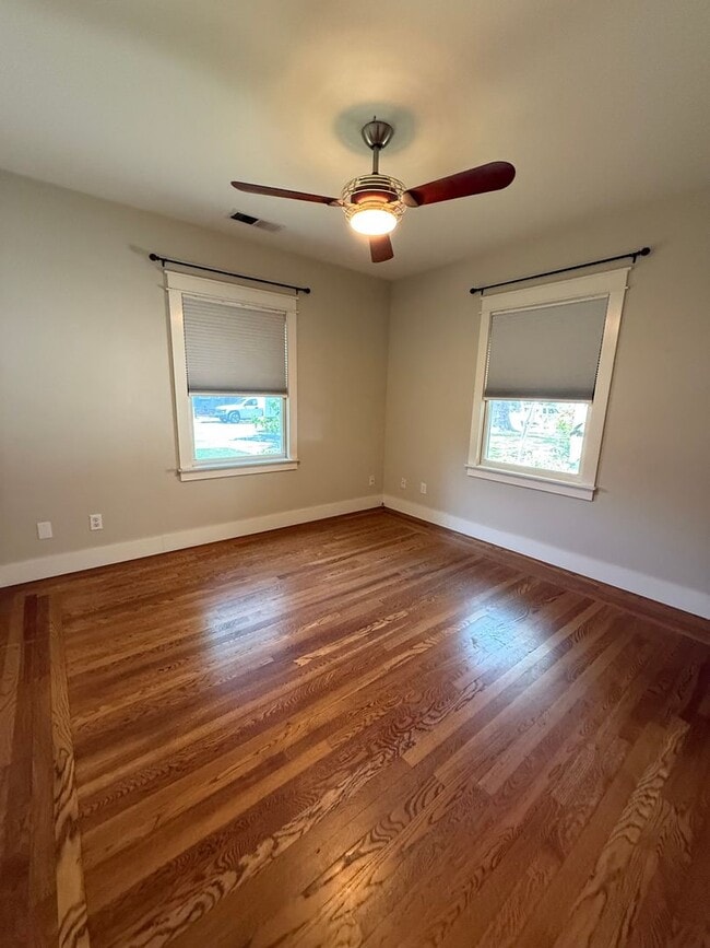 Building Photo - 2 Bedroom 1 Bathroom Updated Single Family...
