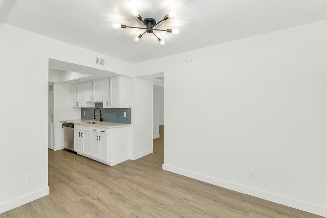 Building Photo - Ground-Floor 1-Bed Condo with Access to Co...