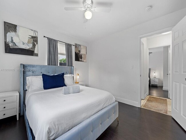 Building Photo - 560 NE 161st St