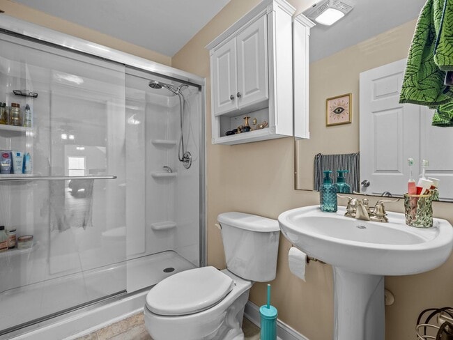 Building Photo - Beauty by the Water!