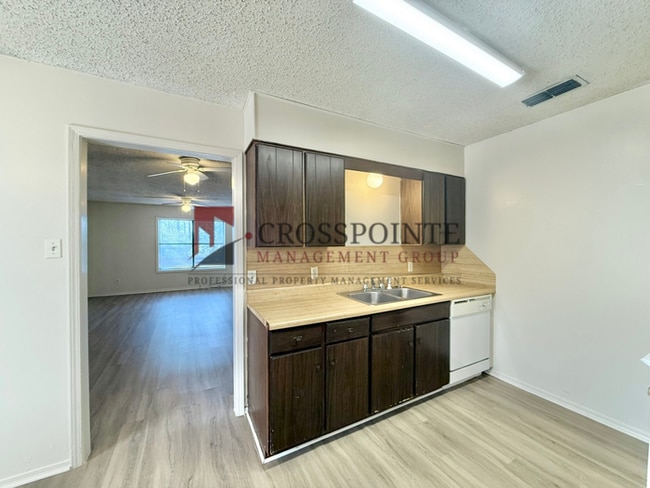 Building Photo - Two Bedroom, 1 Bathroom Duplex!