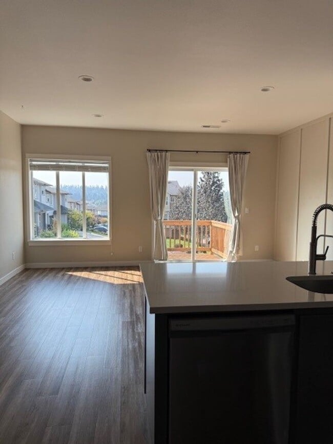 Building Photo - $500 OFF!! Newer South Salem Townhome - 2 ...