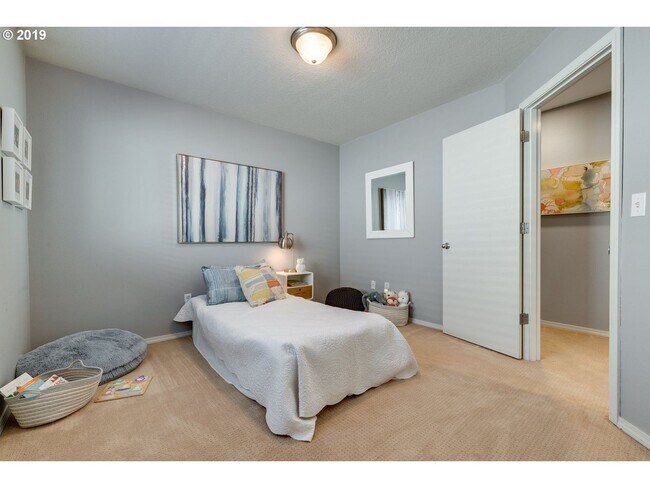 Building Photo - Modern & Move In Ready