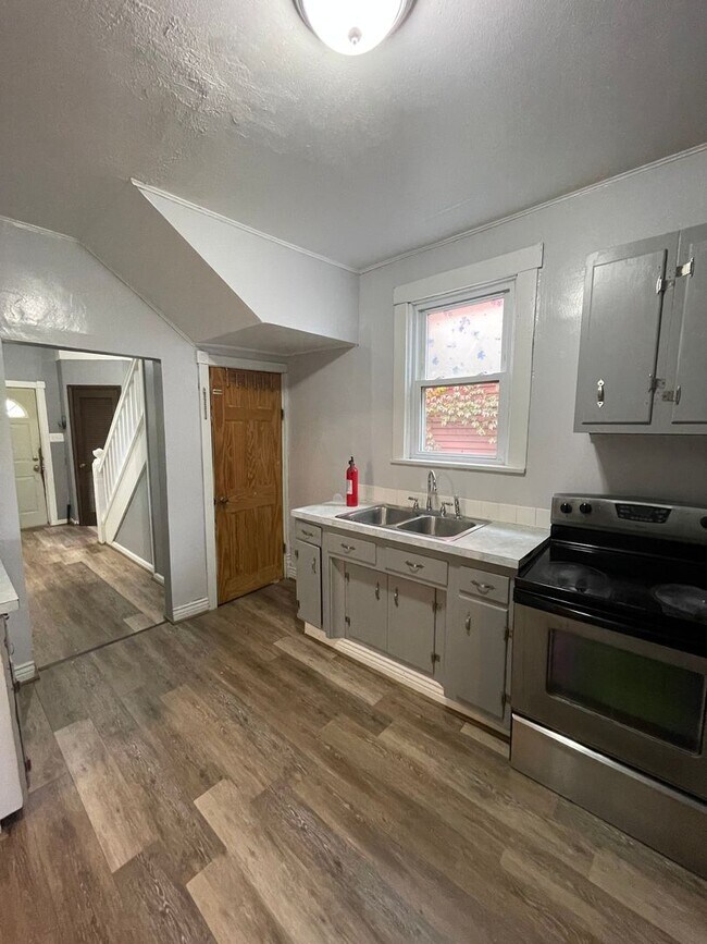 Building Photo - 456 Woodlane Ave