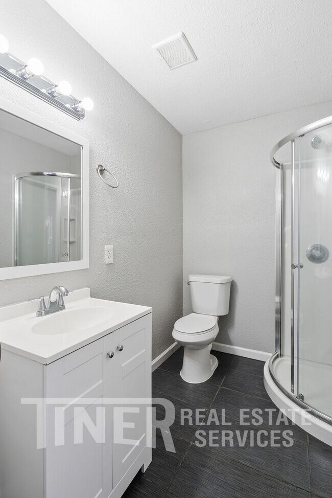 Building Photo - STUNNING UPDATED HOME 5 BEDROOM HOME ON CO...