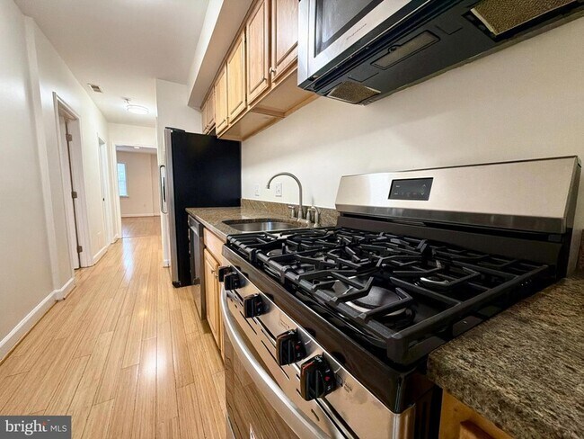 Building Photo - 937 Randolph St NW