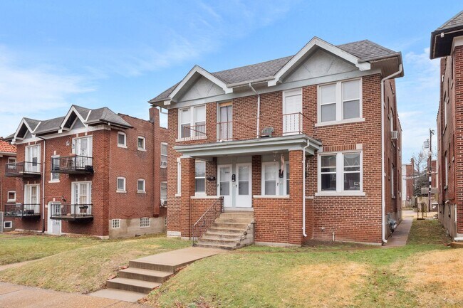 Building Photo - Meryl Wears Prada