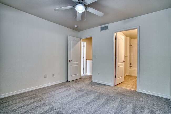 Building Photo - Beautiful Quail Crossing Townhome – Walk t...