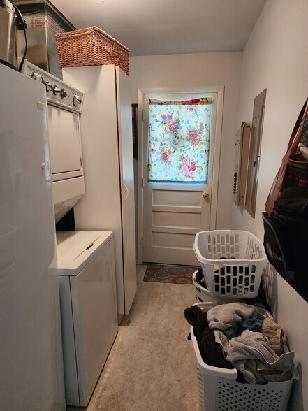 Building Photo - 8176 Surrey Ct