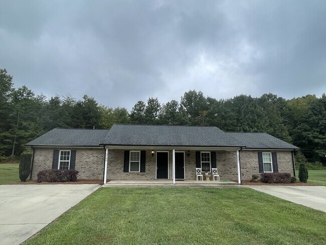 Primary Photo - This 2 BR, 1 BA Duplex for rent in a super...