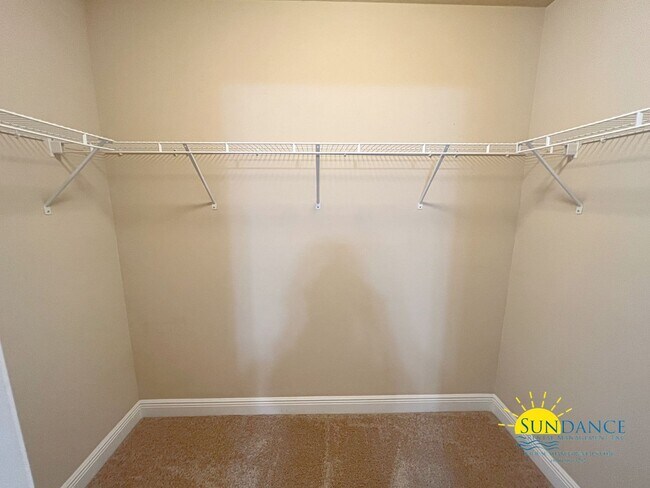 Building Photo - Reserve Pointe Townhome with Community Pool!