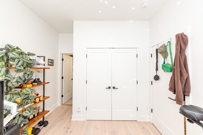 Building Photo - 1336 W Bryn Mawr Ave