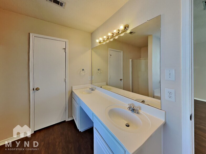 Building Photo - 1801 Bertram Dr